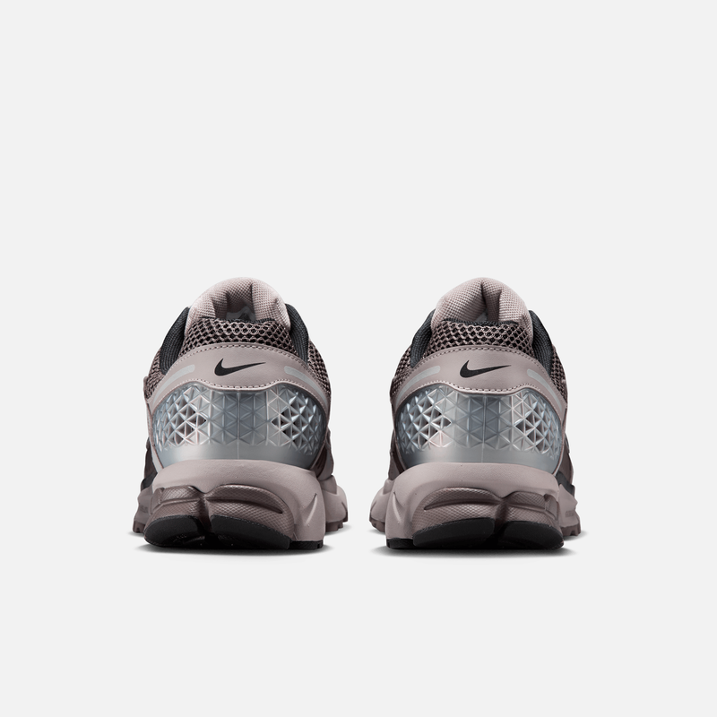 Nike Zoom Vomero 5 - Roxo escuro / Vinho acinzentado / Cinza / Cinza-pedra / Preto