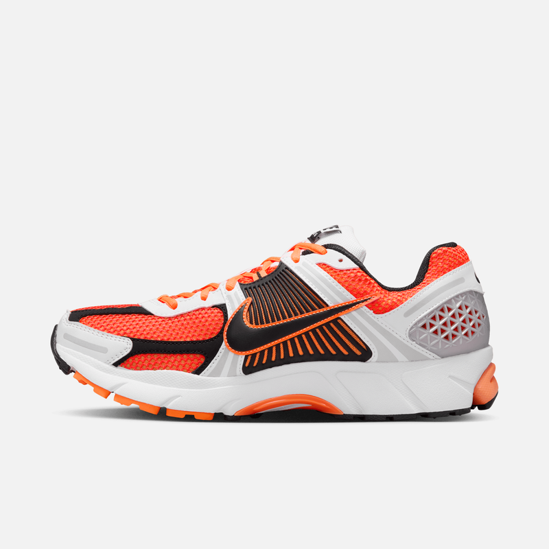 Nike Zoom Vomero 5 - Laranja / Branco / Platinado metálico / Preto