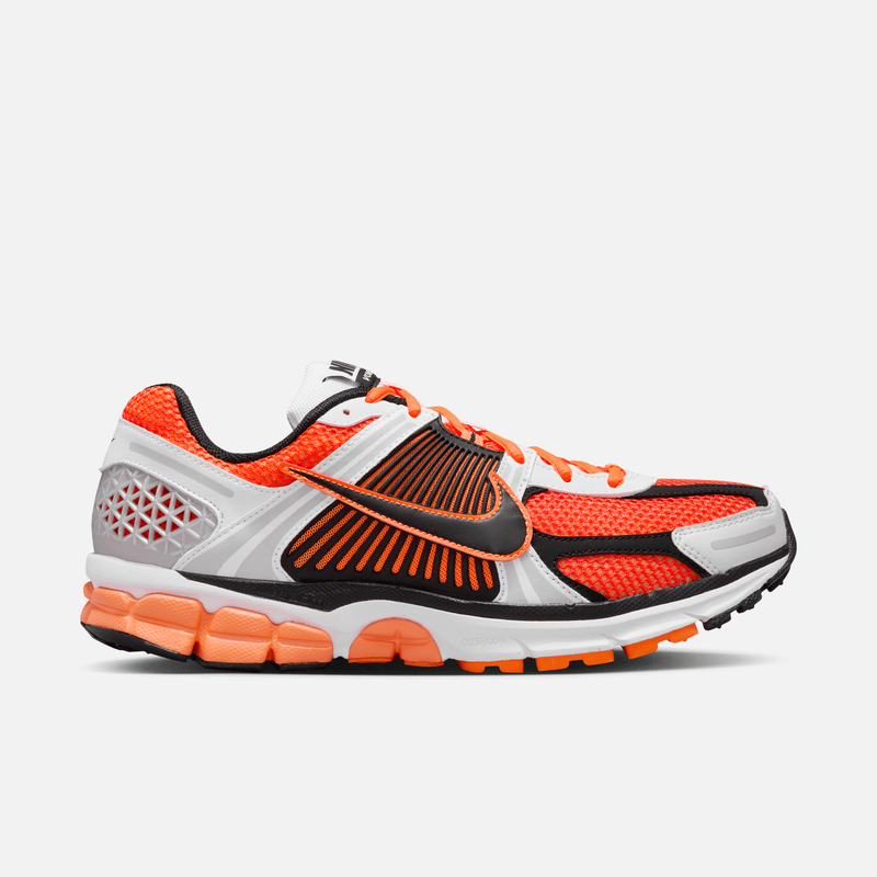 Nike Zoom Vomero 5 - Laranja / Branco / Platinado metálico / Preto