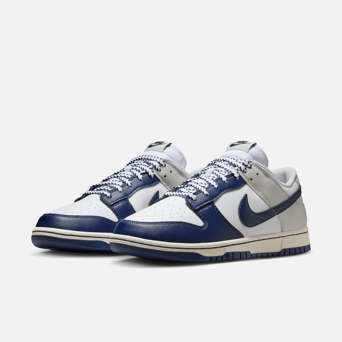 Nike Dunk Low New York Yankees - Branco / Azul-marinho / Cinza-claro / Branco-creme
