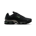 Tênis Nike Air Max Plus VII em preto com detalhes verdes — vista lateral