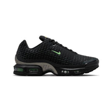 Tênis Nike Air Max Plus VII em preto com detalhes verdes — vista lateral