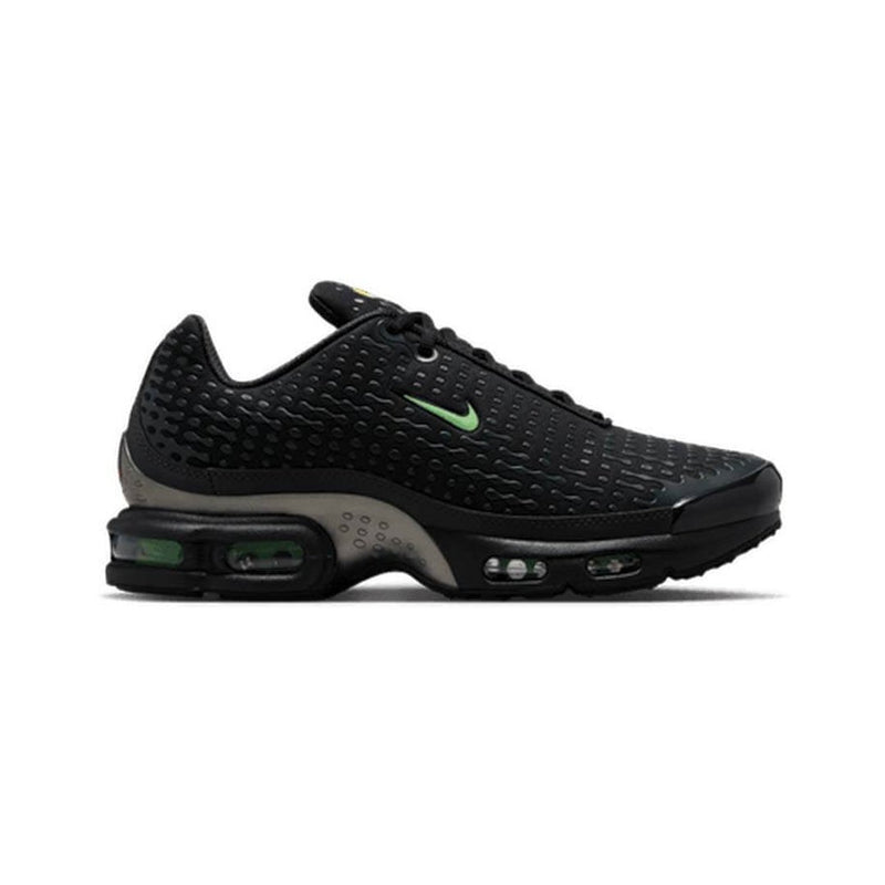 Tênis Nike Air Max Plus VII em preto com detalhes verdes — vista lateral