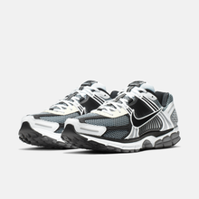 Nike Zoom Vomero 5 SE SP - Cinza escuro / Branco-creme / Preto / Branco