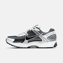 Nike Zoom Vomero 5 SE SP - Cinza escuro / Branco-creme / Preto / Branco