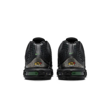 Tênis Nike Air Max Plus VII em preto com detalhes verdes — imagem 4