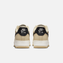 Nike Air Force 1 Low 07 LX - Dourado / Preto / Branco-creme
