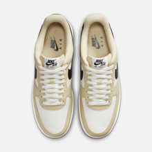Nike Air Force 1 Low 07 LX - Dourado / Preto / Branco-creme