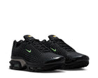Tênis Nike Air Max Plus VII em preto com detalhes verdes — imagem 3
