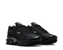 Tênis Nike Air Max Plus VII em preto com detalhes verdes — imagem 3