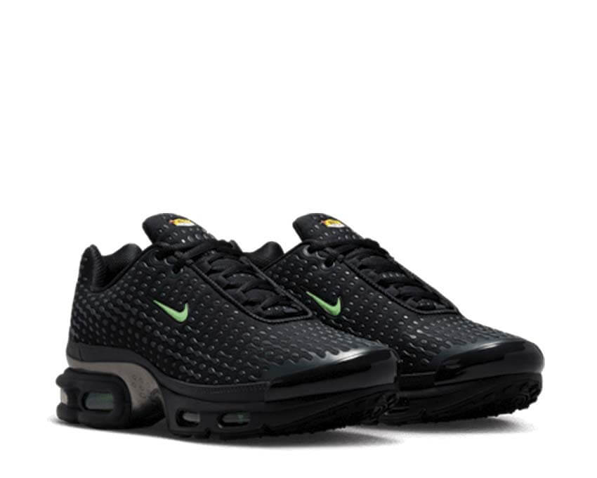Tênis Nike Air Max Plus VII em preto com detalhes verdes — imagem 3
