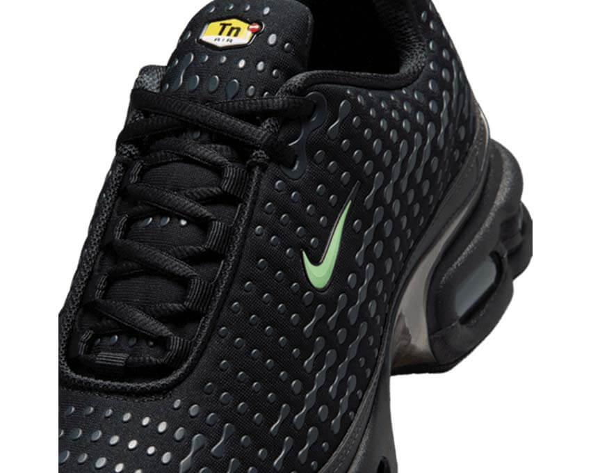 Tênis Nike Air Max Plus VII em preto com detalhes verdes — imagem 2