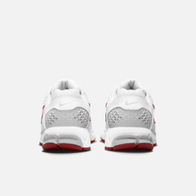 Nike Zoom Vomero 5 - Cinza-claro / Cinza / Vermelho / Branco