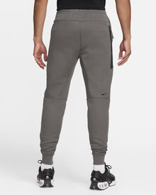 Calça jogger Nike Tech - Cáqui