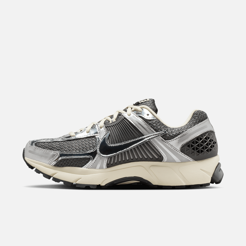 Nike Zoom Vomero 5 - Cinza / Prateado metálico / Branco-creme / Cromado