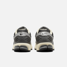 Nike Zoom Vomero 5 - Cinza / Prateado metálico / Branco-creme / Cromado