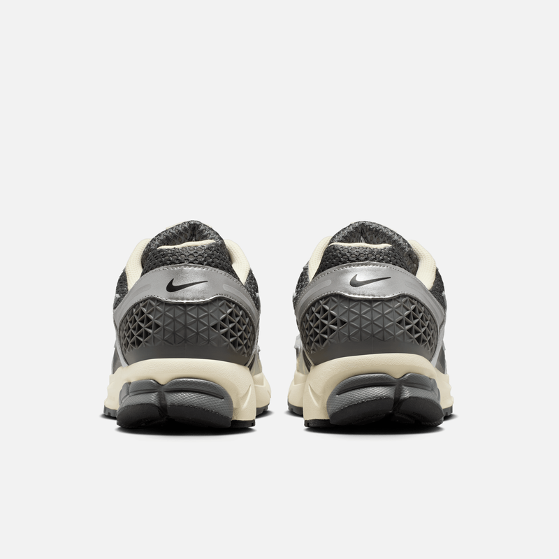 Nike Zoom Vomero 5 - Cinza / Prateado metálico / Branco-creme / Cromado
