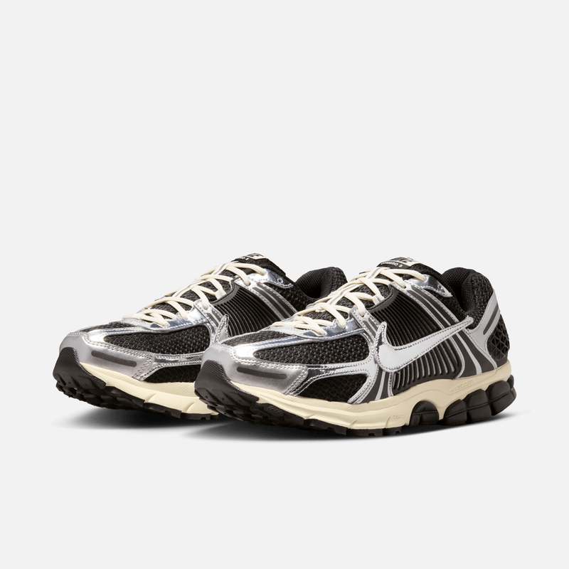 Nike Zoom Vomero 5 - Preto / Prateado metálico / Branco-creme / Cromado