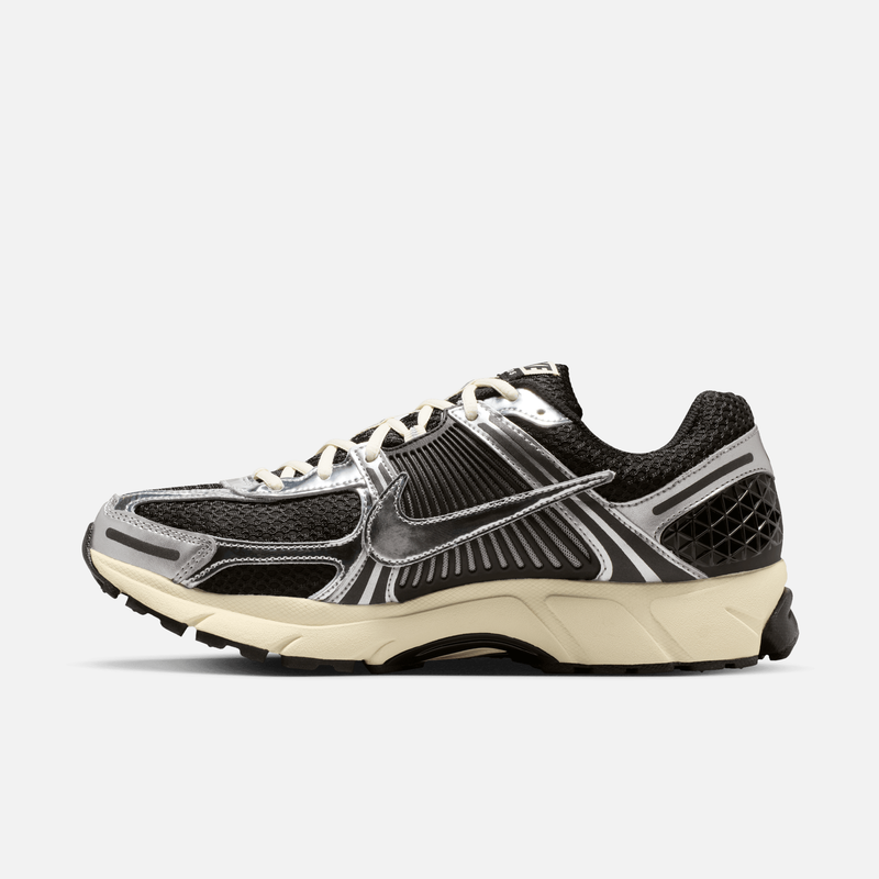 Nike Zoom Vomero 5 - Preto / Prateado metálico / Branco-creme / Cromado