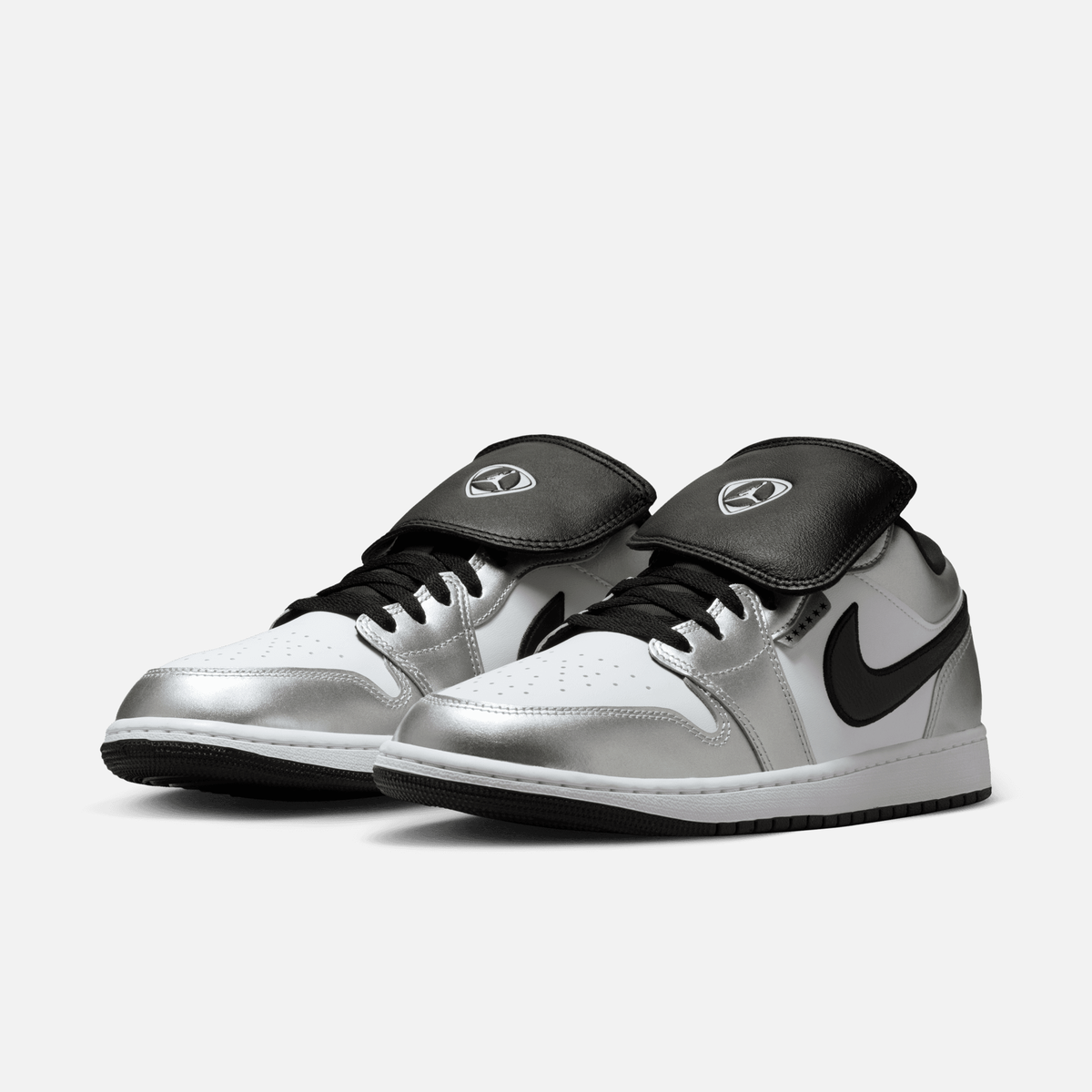 Air Jordan 1 Low Tiempo - Branco / Preto / Prateado metálico