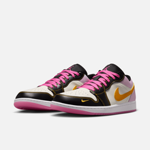 Air Jordan 1 Low SE - Preto / Branco-creme / Rosa-vivo / Dourado