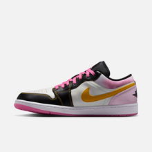 Air Jordan 1 Low SE - Preto / Branco-creme / Rosa-vivo / Dourado