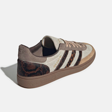 Adidas Handball Spezial Jeans e acabamento peluciado - Cáqui / Marrom / Marrom-café