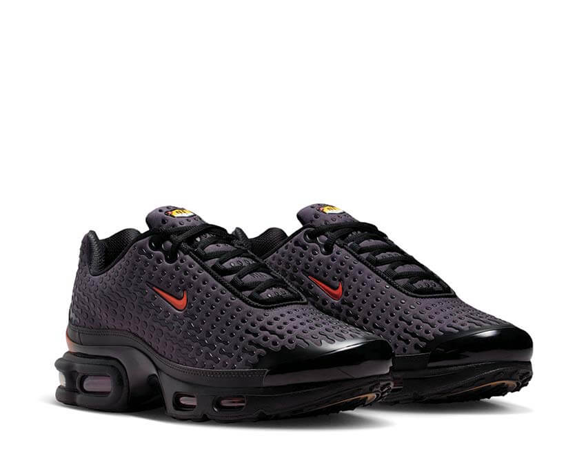 Tênis Nike Air Max Plus VII em preto com detalhes em cobre — imagem 3