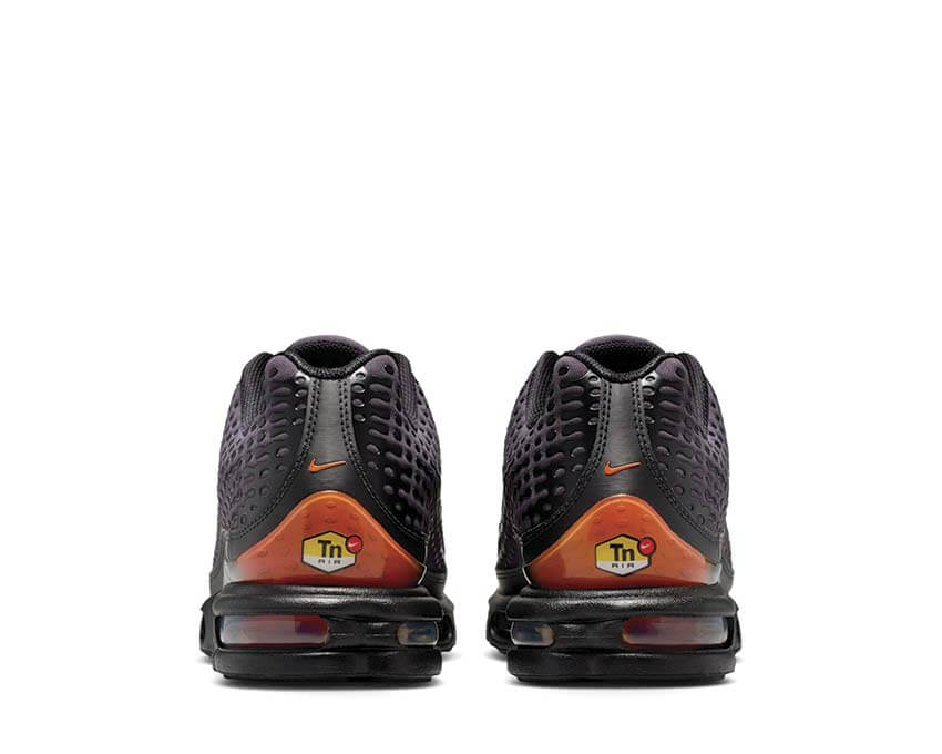 Tênis Nike Air Max Plus VII em preto com detalhes em cobre — imagem 4