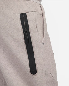 Calça Tottenham Hotspur Tech Fleece - Marrom-acinzentado