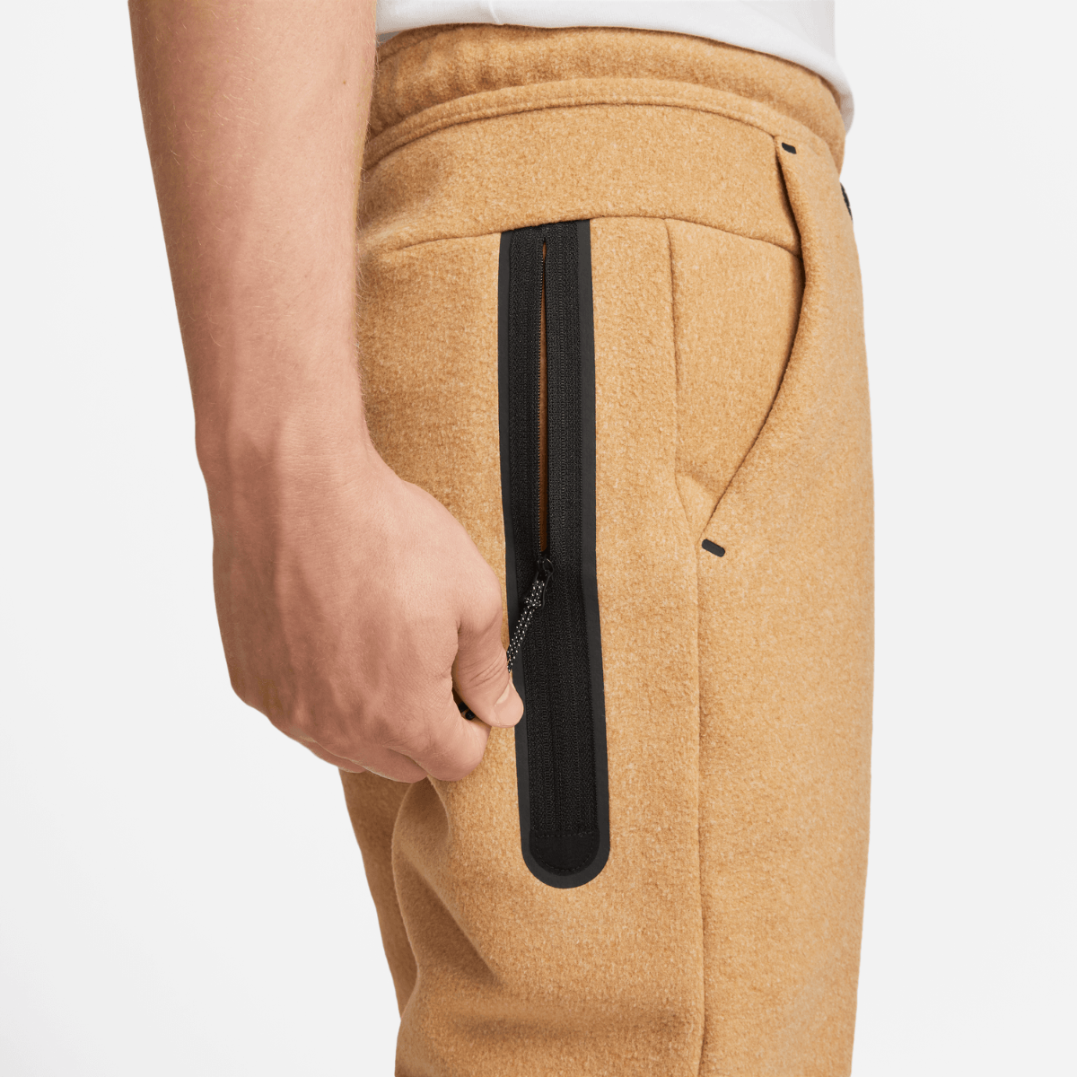 Calça Sportswear Nike Tech Fleece - Bege e Preto