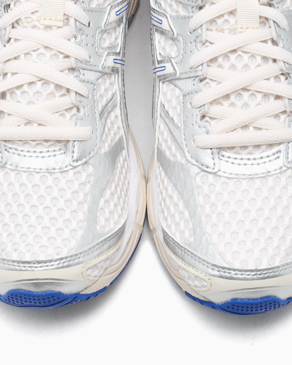 ASICS Gel-Cumulus 16 - Prateado e Branco